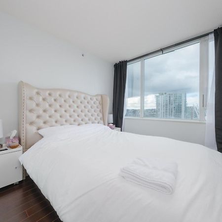 Central 1-Bedroom Apartment With Pool, Jacuzzi & Sauna Vancouver Buitenkant foto