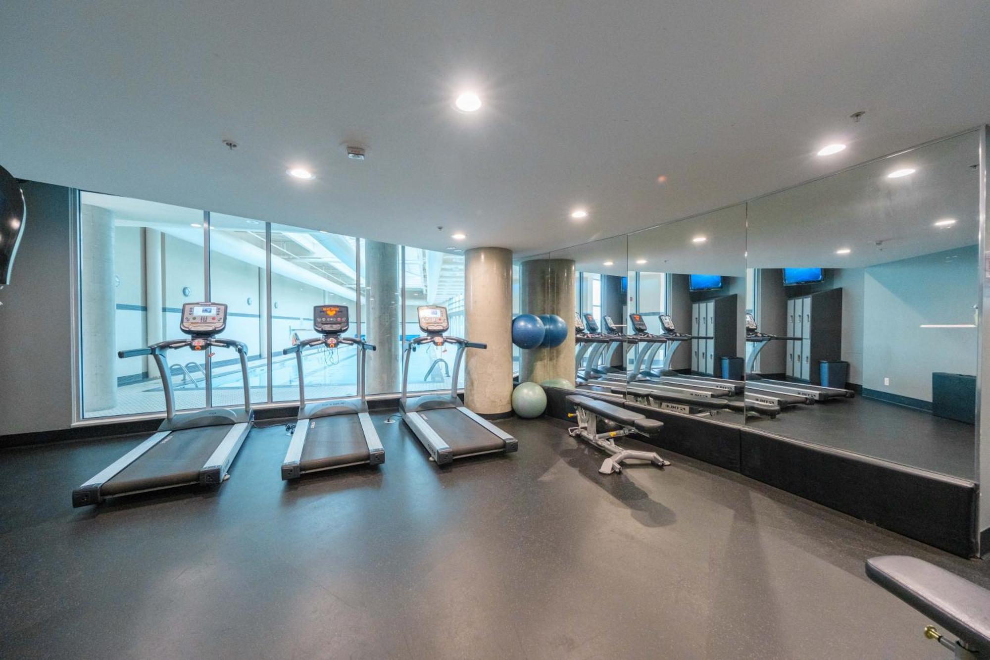 Central 1-Bedroom Apartment With Pool, Jacuzzi & Sauna Vancouver Buitenkant foto