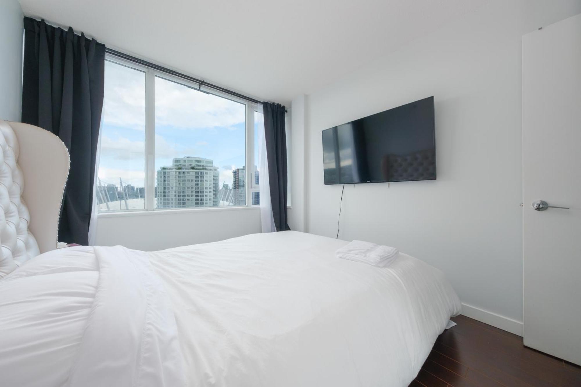 Central 1-Bedroom Apartment With Pool, Jacuzzi & Sauna Vancouver Buitenkant foto