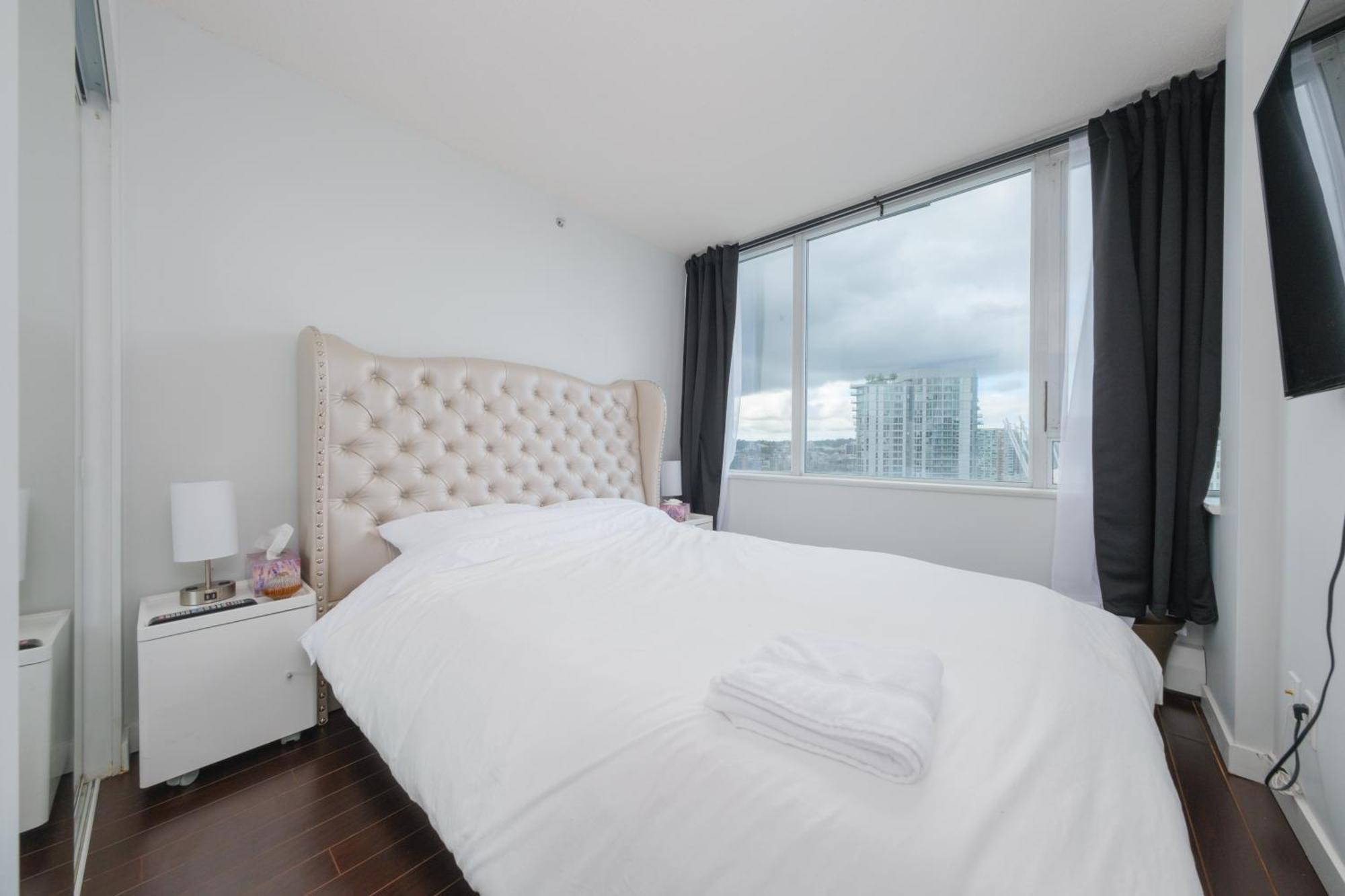 Central 1-Bedroom Apartment With Pool, Jacuzzi & Sauna Vancouver Buitenkant foto