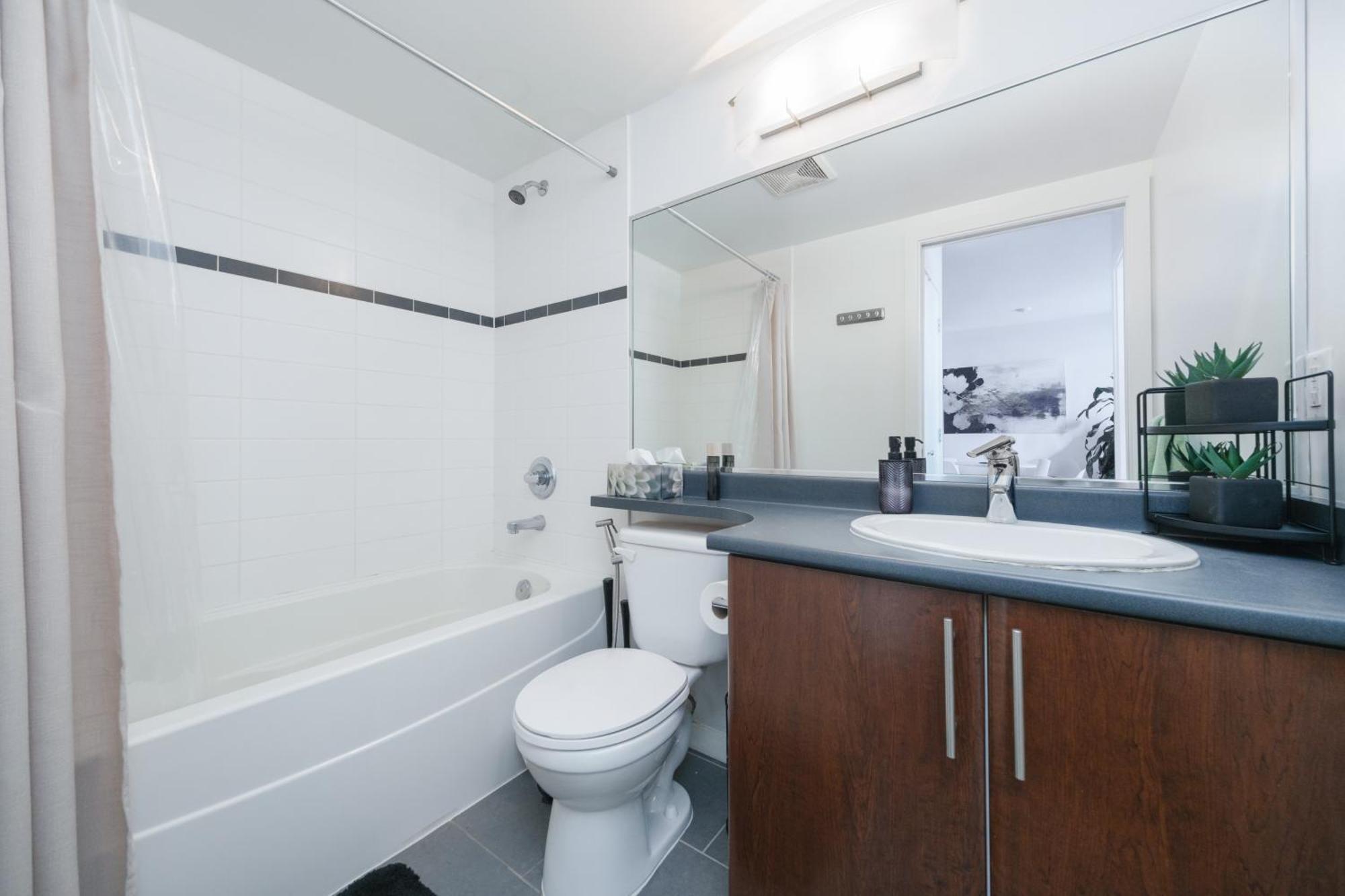 Central 1-Bedroom Apartment With Pool, Jacuzzi & Sauna Vancouver Buitenkant foto