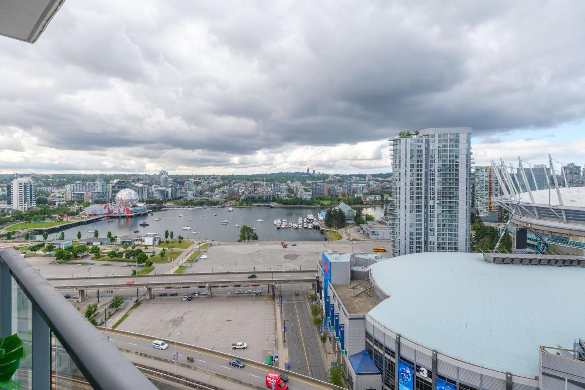 Central 1-Bedroom Apartment With Pool, Jacuzzi & Sauna Vancouver Buitenkant foto