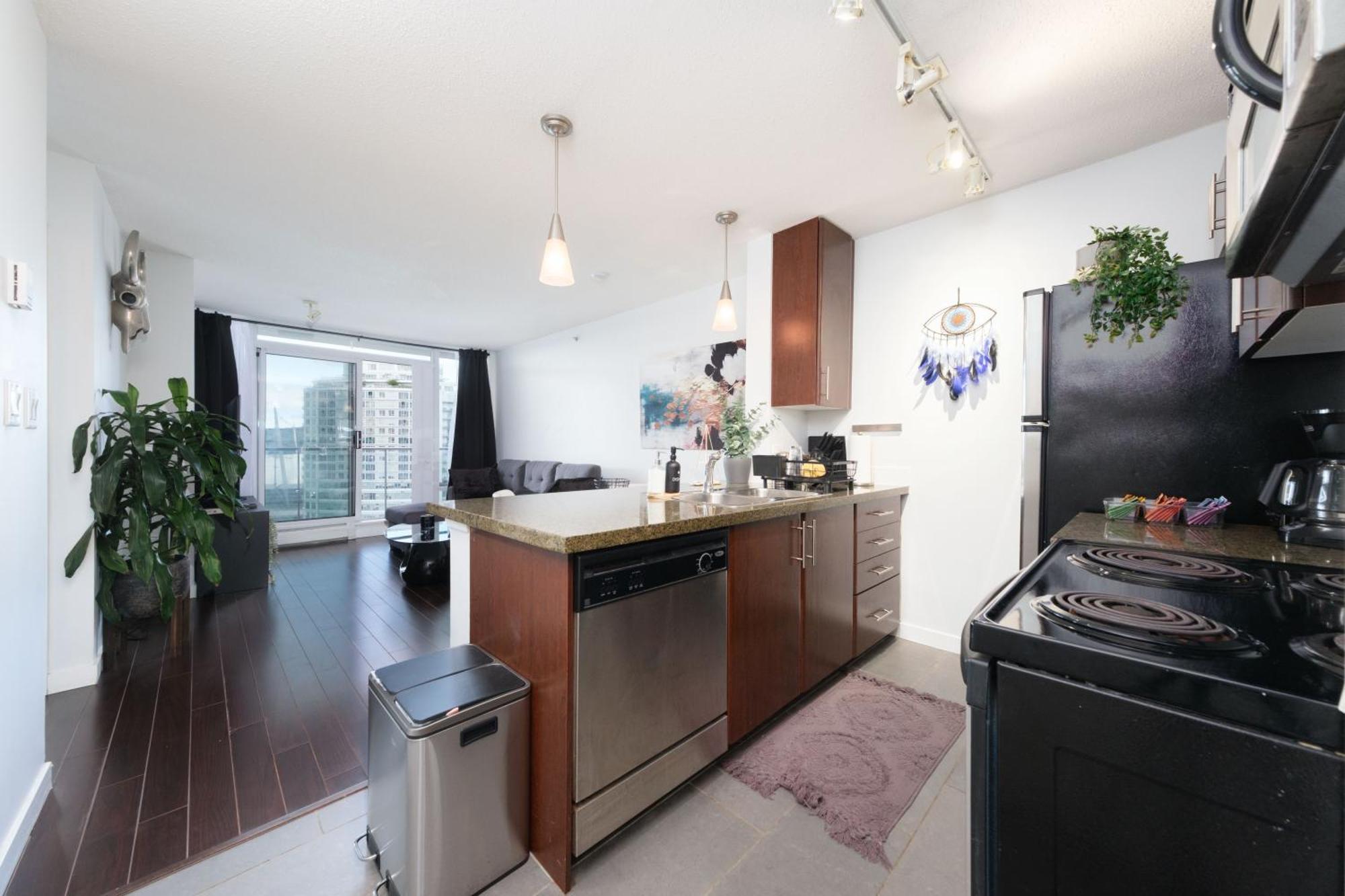 Central 1-Bedroom Apartment With Pool, Jacuzzi & Sauna Vancouver Buitenkant foto