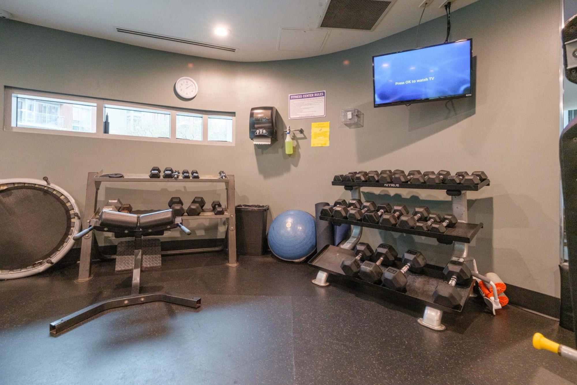 Central 1-Bedroom Apartment With Pool, Jacuzzi & Sauna Vancouver Buitenkant foto