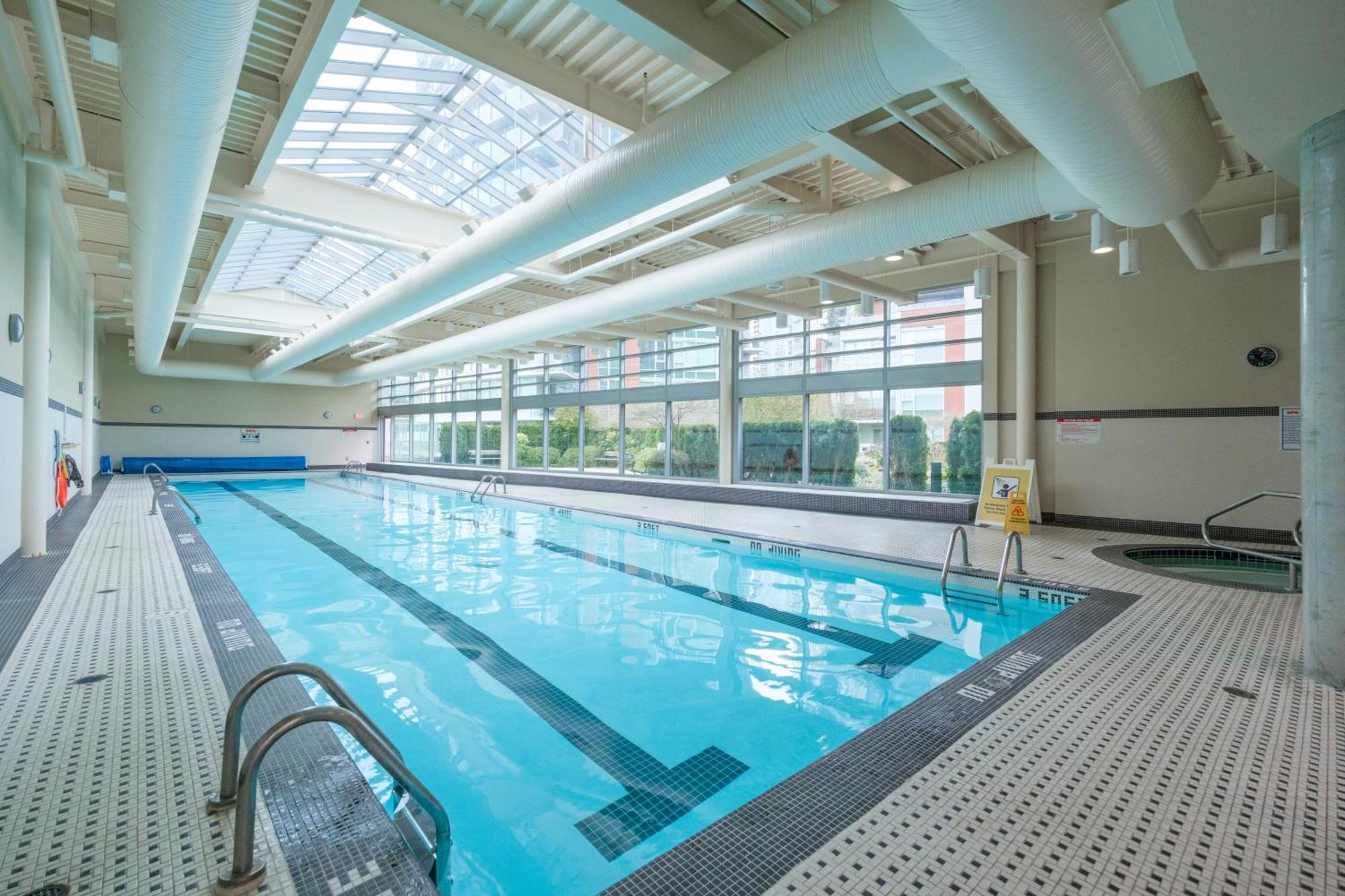 Central 1-Bedroom Apartment With Pool, Jacuzzi & Sauna Vancouver Buitenkant foto