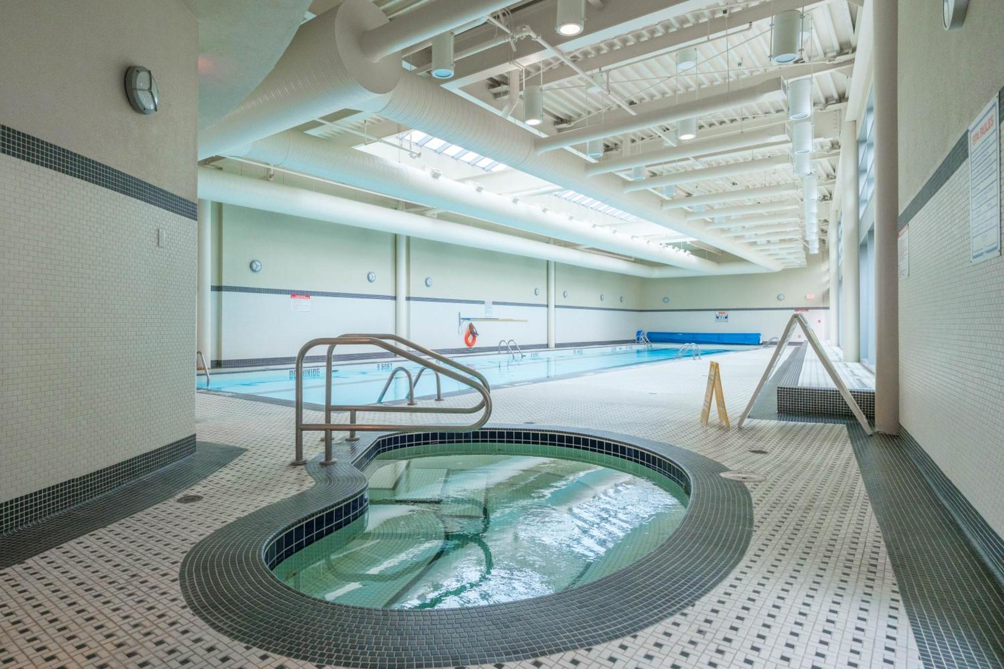 Central 1-Bedroom Apartment With Pool, Jacuzzi & Sauna Vancouver Buitenkant foto