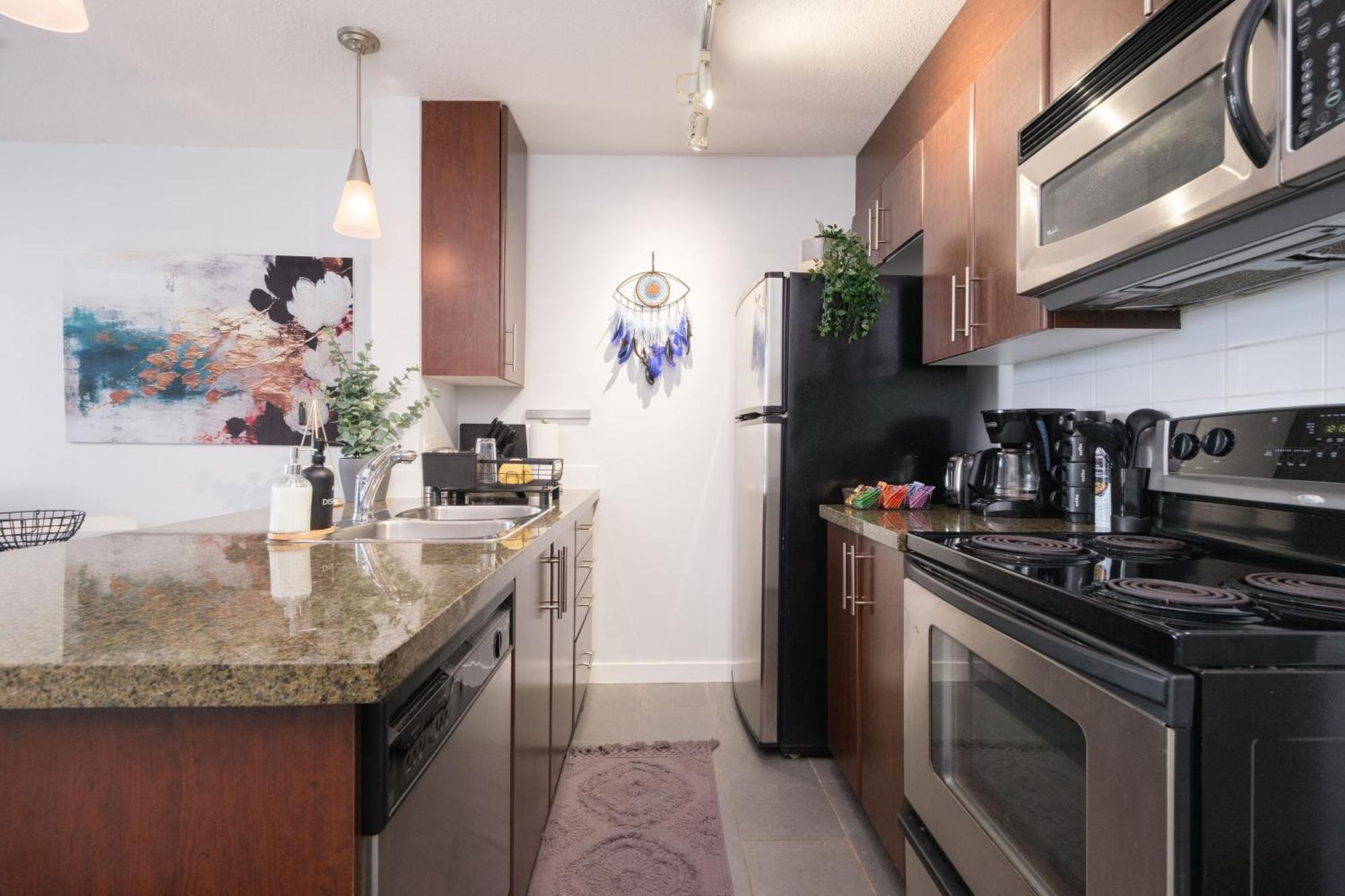 Central 1-Bedroom Apartment With Pool, Jacuzzi & Sauna Vancouver Buitenkant foto